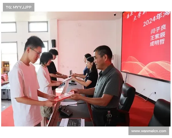 浦项制铁队长金基熙迎来400场里程碑 俱乐部特别颁发纪念奖盘庆祝荣誉时刻 浦项制铁队长金基熙迎来400场里程碑 俱乐部特别颁发纪念奖盘庆祝荣誉时刻